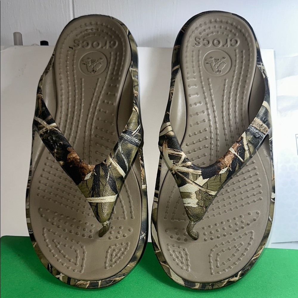 Crocs Camo Flip Flops, 8-M, 10-W, Like New, Clean.